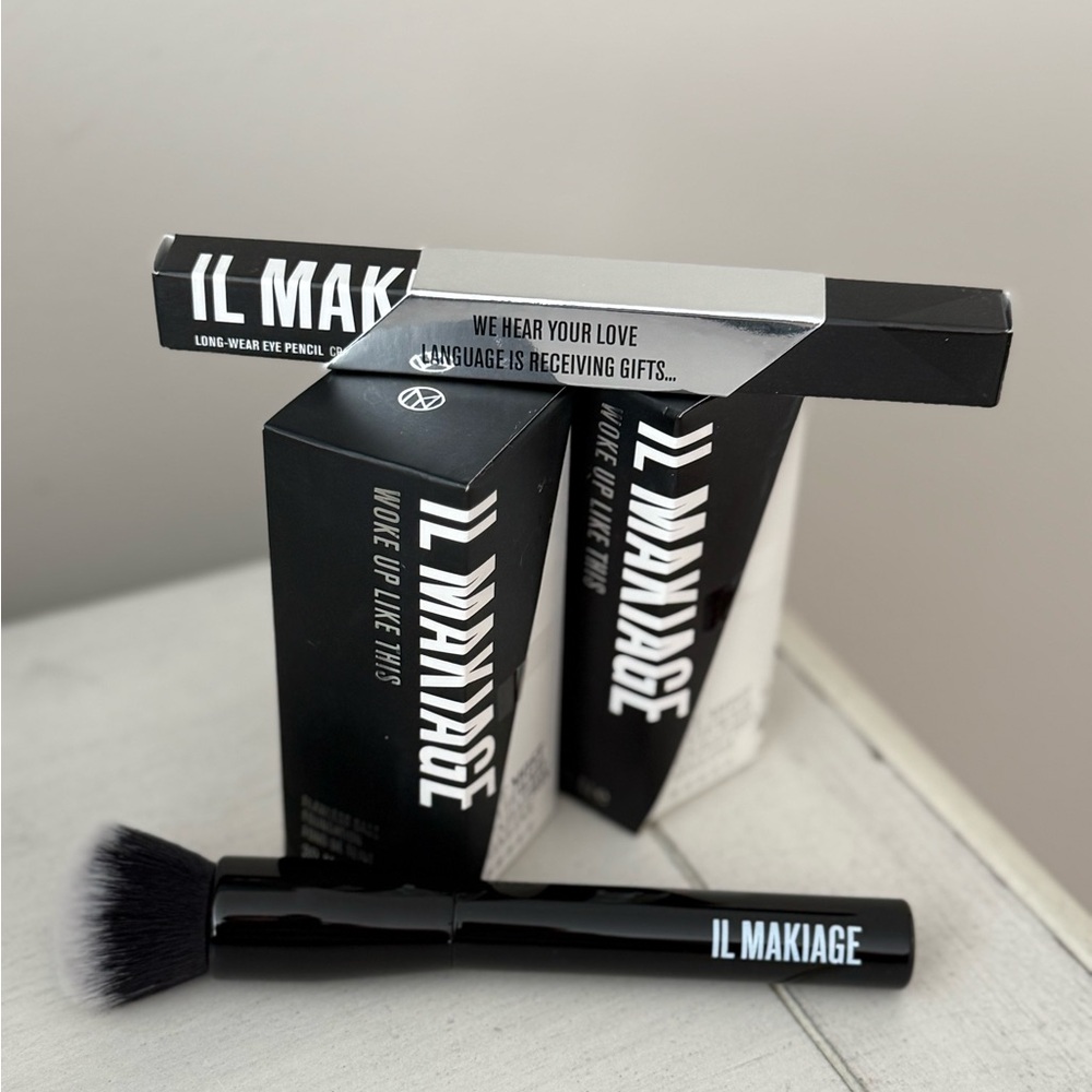 IL MAKIAGE foundation (2), brush and eye liner pencil